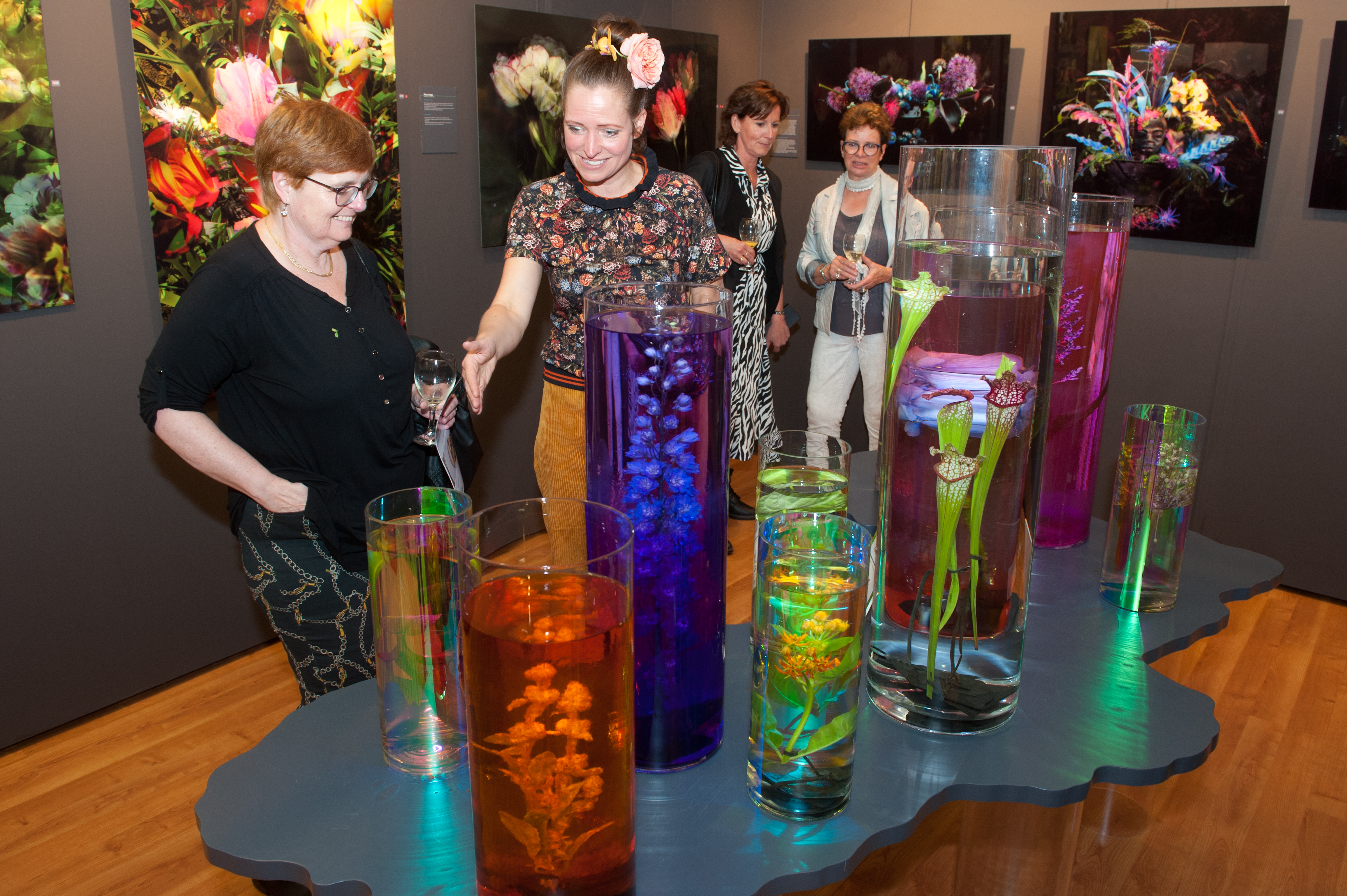 Bezoekers bekijken kleurrijke installatie in het museum