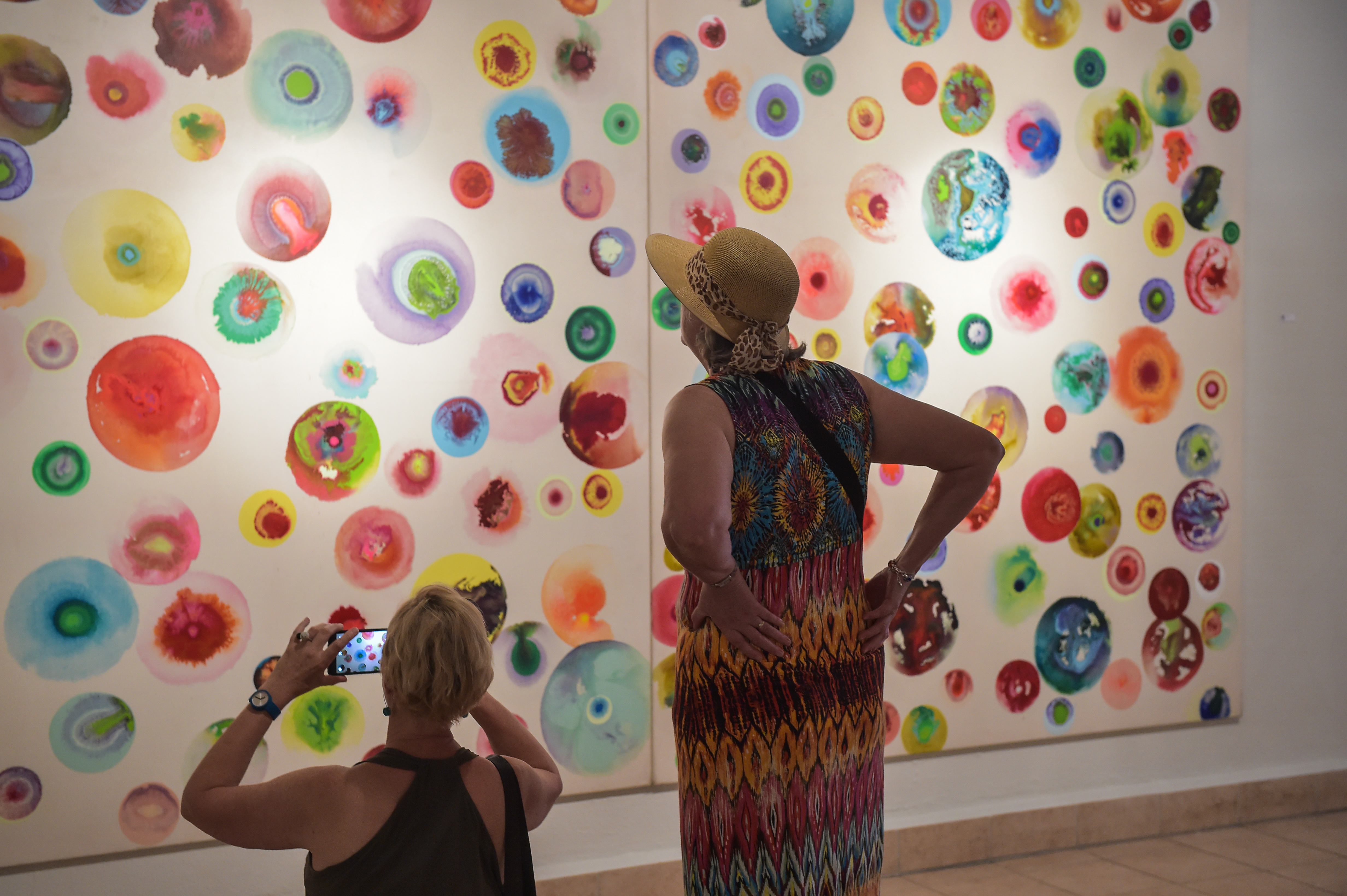 Bezoekers bij tentoonstelling