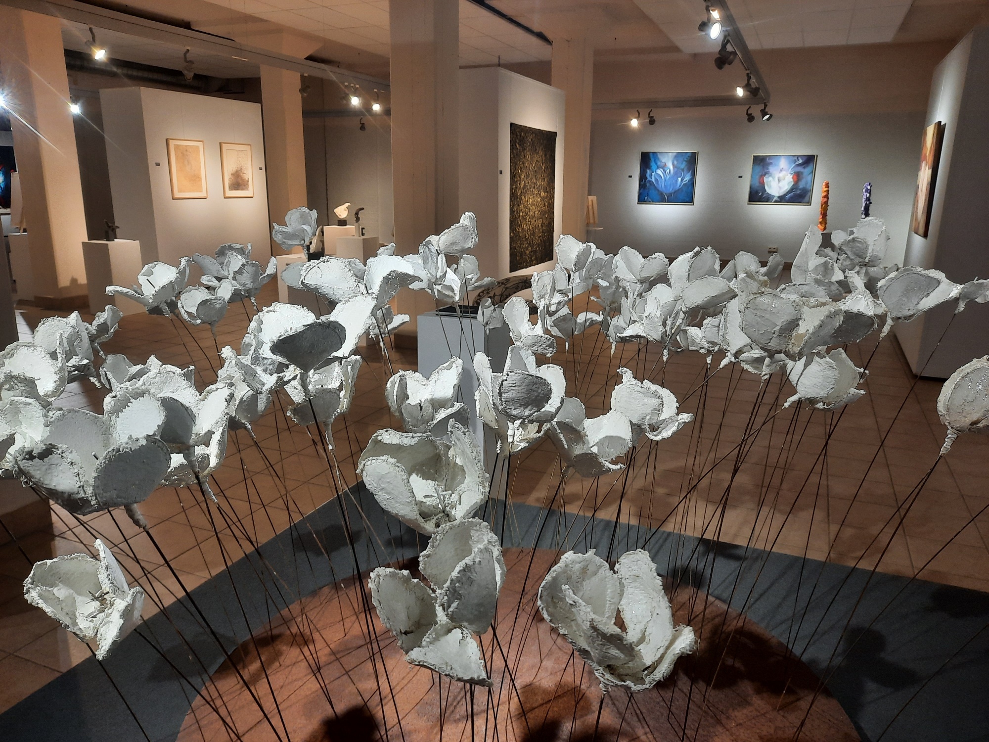 Sculptuur van witte bloemen in het museum