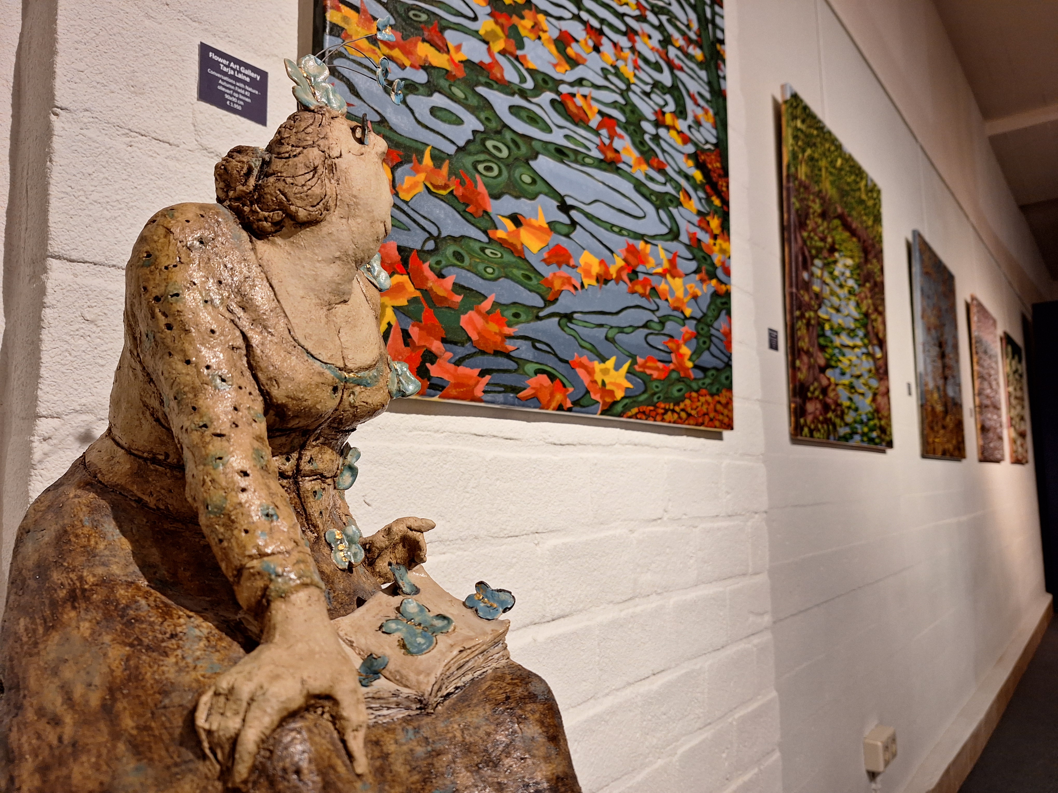 Sculptuur met schilderijen