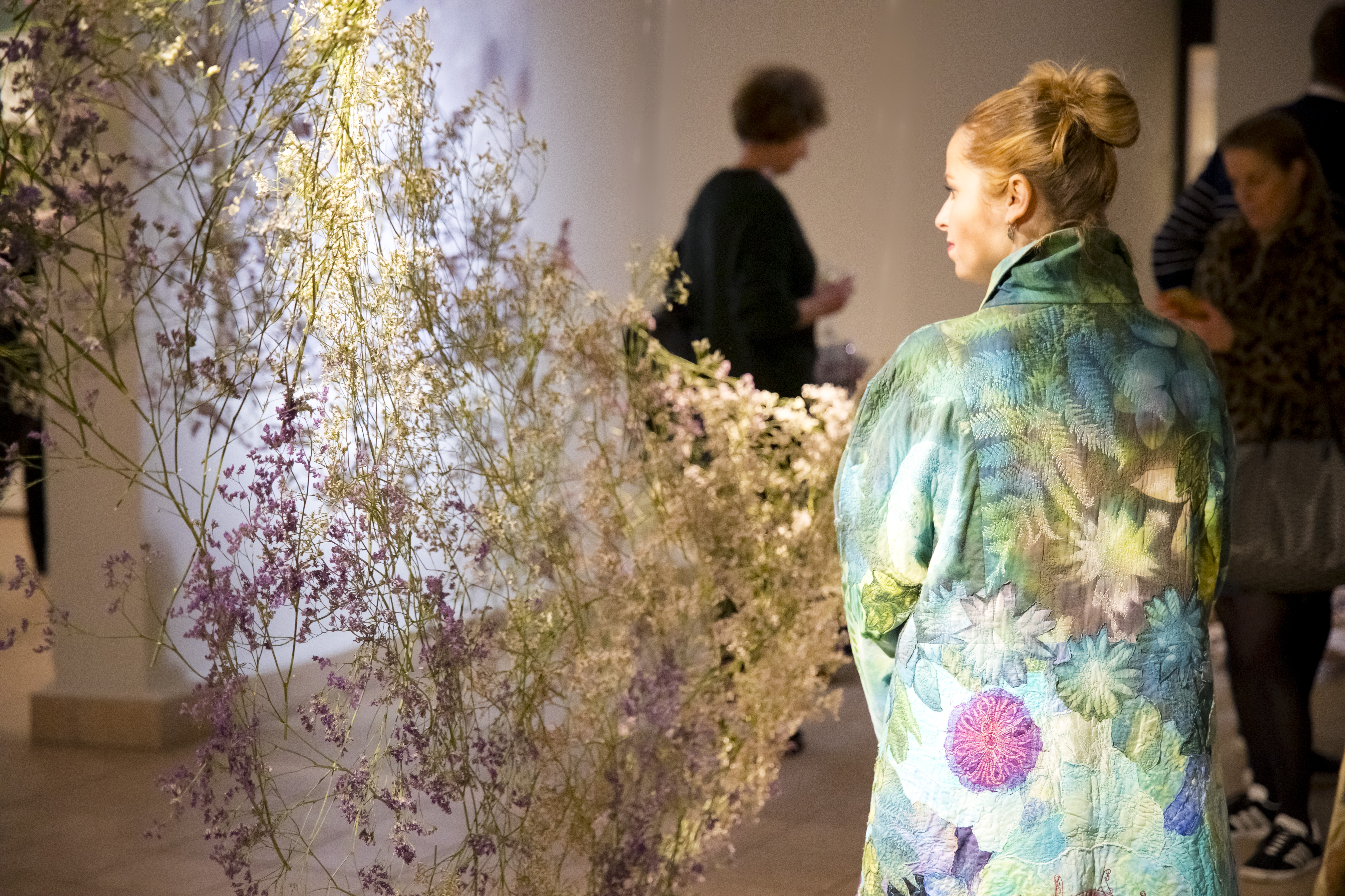 Bezoeker bij bloemeninstallatie in het Flower Art Museum